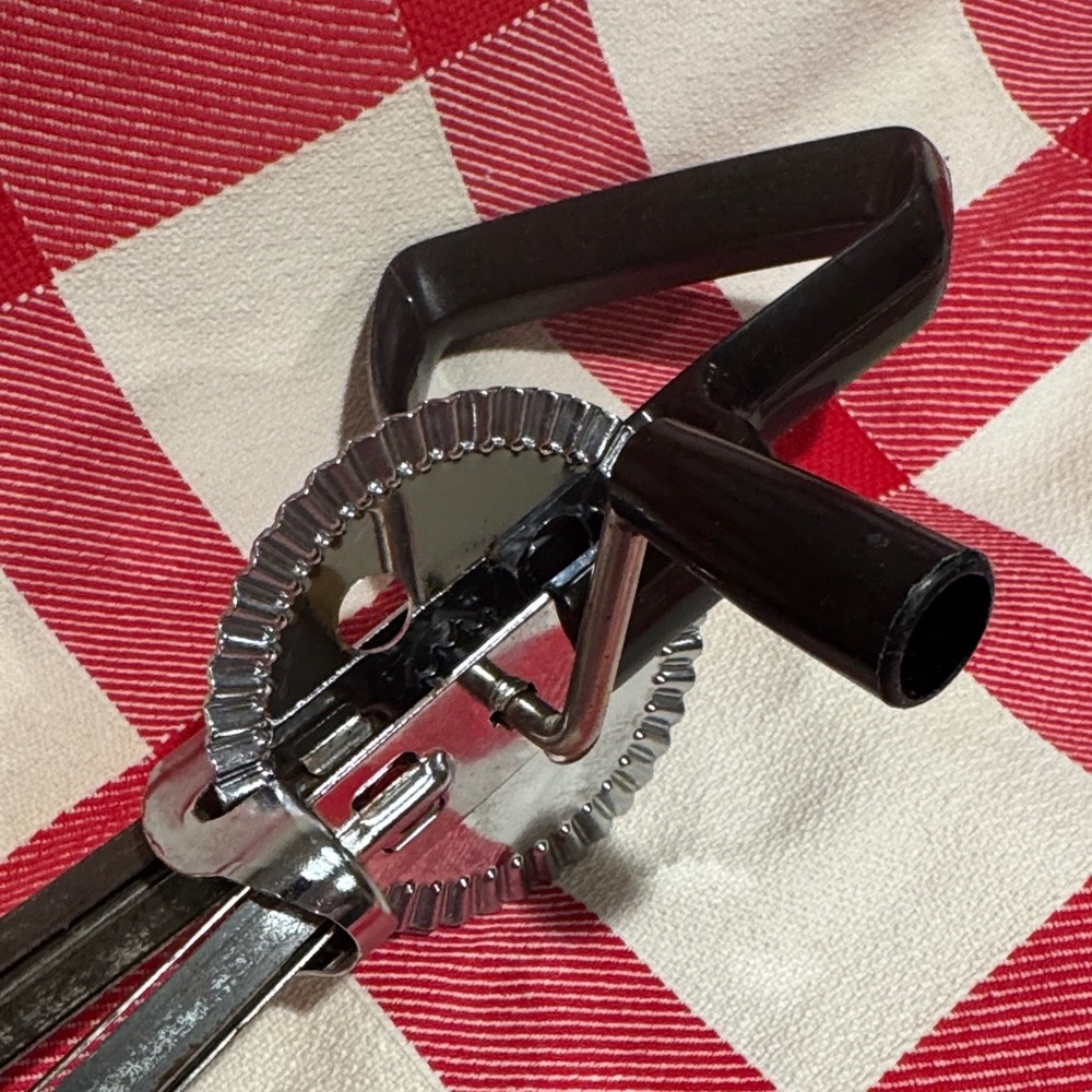 Vintage ECKO (per embossing documented) Metal Egg Beater with a Black Handle. - Picture 8 of 16